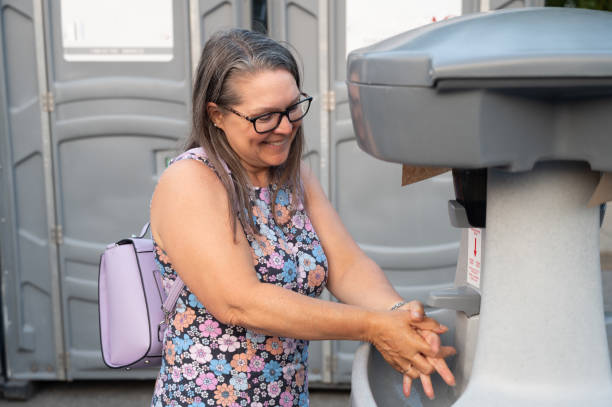 Best Porta potty delivery and setup  in Roanoke, IN